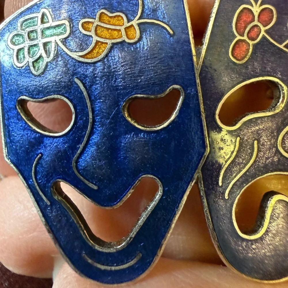 UNIQUE VINTAGE COMEDY TRAGEDY MASKS CLOISONNE ENAMEL BROOCH